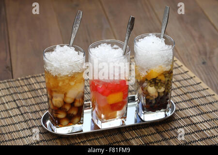 Che ist eine vietnamesische Süßspeise Suppe, in der Regel in einem Glas auf Eis serviert und mit einem Löffel gegessen. Stockfoto