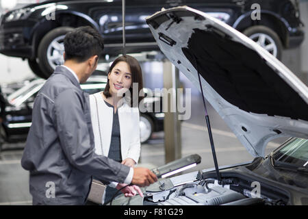 Kfz-Mechaniker im Gespräch mit Kfz-Halter Stockfoto