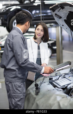 Kfz-Mechaniker im Gespräch mit Kfz-Halter Stockfoto