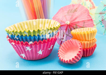 Party Zubehör auf blauem Grund. Stockfoto