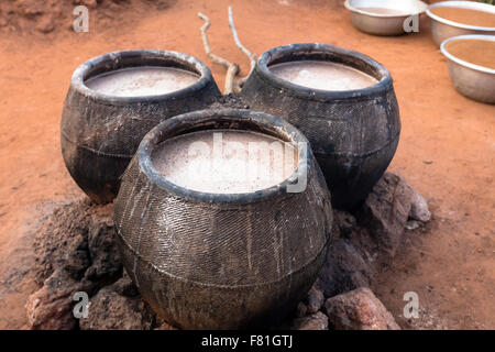 Fässer mit Hirse Bier, Burkina Faso Stockfoto