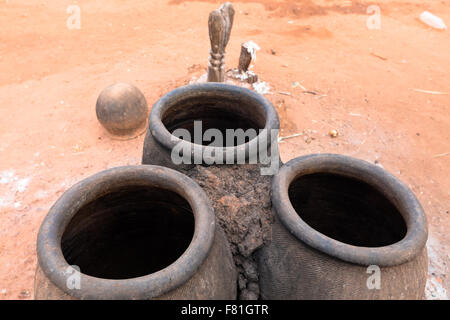 Fässer mit Hirse Bier, Burkina Faso Stockfoto