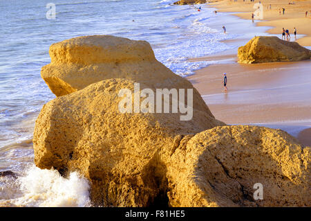 Touristen genießen die Abendsonne am Strand Praia Da Gale Stockfoto