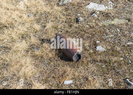 In der Nähe, der einen alten rostigen Blindgänger Projektil Granate gefunden auf dem italienischen französische Alpen und Zugehörigkeit zum Weltkrieg ich Stockfoto