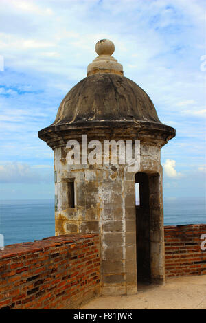 Wachhäuschen gegen blauen Himmel und Wasser am Castillo de San Cristóbal, San Juan Puerto Rico. Stockfoto