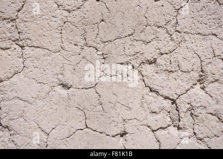 Adobe-Wand mit Kratzern und Flecken. Adobe ist Baustoff aus Schlamm und organischem Material hergestellt. Pastell-Ton für Hintergründe. Stockfoto