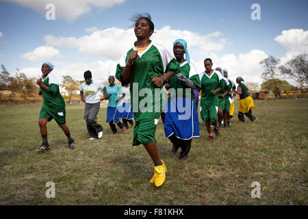 Die Fußballer können selten Fußball auf dem Fußballplatz von ihrer Schule in Marsabit spielen, weil es, die Im verboten hatte Stockfoto