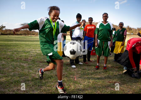 Die Fußballer können selten Fußball auf dem Fußballplatz von ihrer Schule in Marsabit spielen, weil es, die Im verboten hatte Stockfoto