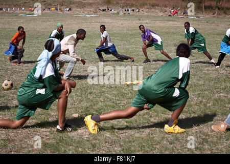 Die Fußballer können selten Fußball auf dem Fußballplatz von ihrer Schule in Marsabit spielen, weil es, die Im verboten hatte Stockfoto