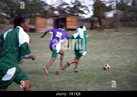 Die Fußballer können selten Fußball auf dem Fußballplatz von ihrer Schule in Marsabit spielen, weil es, die Im verboten hatte Stockfoto