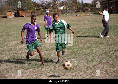 Die Fußballer können selten Fußball auf dem Fußballplatz von ihrer Schule in Marsabit spielen, weil es, die Im verboten hatte Stockfoto