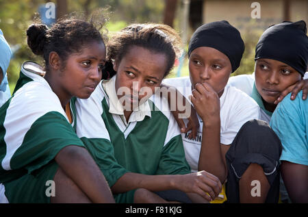 Die Fußballer können selten Fußball auf dem Fußballplatz von ihrer Schule in Marsabit spielen, weil es, die Im verboten hatte Stockfoto