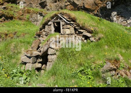Rasen-Häuser in einem felsigen Hügel im Süden Islands Stockfoto