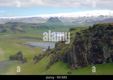 Blick über Reynisfjara schwarzen Sandstrand von Dyrhólaey, Island Stockfoto