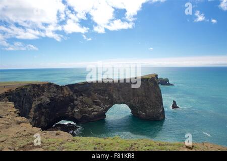 Blick über Reynisfjara schwarzen Sandstrand von Dyrhólaey, Island Stockfoto