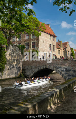 Touristenboot auf Kanal Groenerei in der mittelalterlichen Stadt Brügge, Belgien Stockfoto
