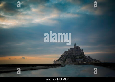 Bunte Dämmerung über Mont Saint Michel, Normandie, Frankreich Stockfoto