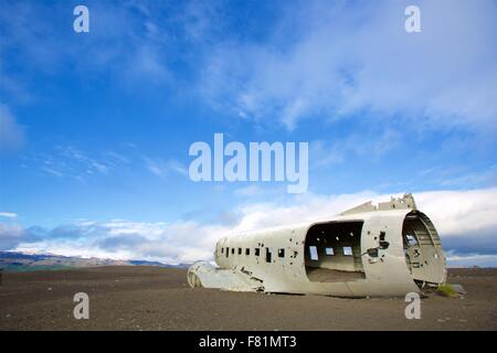 Abgestürzt US Navy Flugzeug auf Solheimsandur Island im schwarzen Sand stürzte US Navy Flugzeug an Solheimsandur, Island auf der b Stockfoto