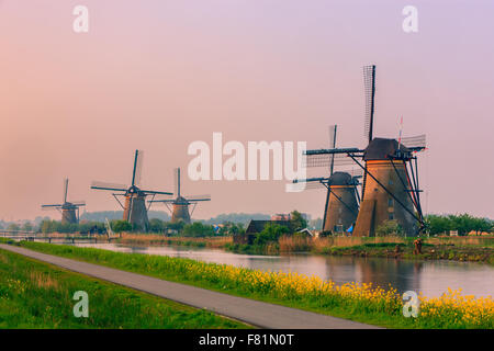 Die berühmten Windmühlen bei Kinderdijk, Südholland, Niederlande Stockfoto