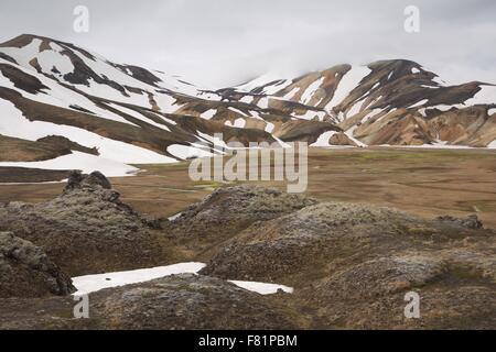 Schneebedeckte Berge im isländischen Hochland Landmannalaugar Stockfoto