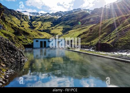 Seljavallalaug, eine schöne, natürlich beheiztes Schwimmbad und Therme im Süden Islands Stockfoto