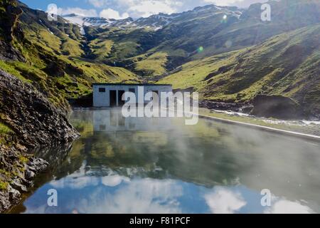 Seljavallalaug, eine schöne, natürlich beheiztes Schwimmbad und Therme im Süden Islands. Stockfoto