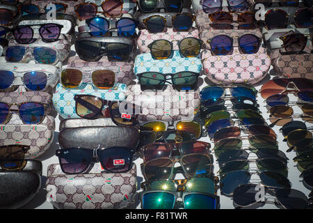 gefälschte Sonnenbrillen auf einem Marktstand Stockfoto