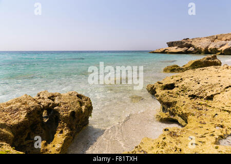Wunderschönen türkisfarbenen Meerwasser auf Küste von ist Arutas in Insel Sardinien, Italien Stockfoto