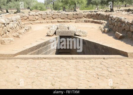 Der heiligen Brunnen und dem Tempel des Nuragico di Santa Cristina komplexes Stockfoto