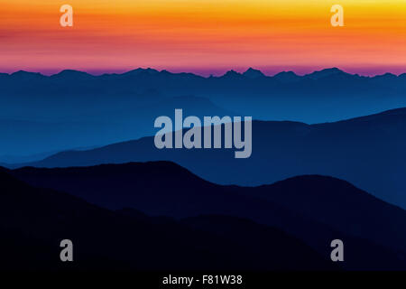 Berg Profile/lagen bei Sonnenuntergang. Himmel Farben. Trentino-südtirol gipfeln. Italienische Alpen. Europa. Stockfoto