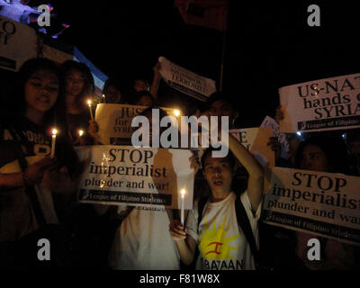 Quezon City, Philippinen. 4. Dezember 2015. Philippinische Demonstranten skandieren Parolen Protest gegen die geplante Vergeltungsmaßnahmen Luftangriffe durch die Vereinigten Staaten und das Vereinigte Königreich in Syrien während einer Kundgebung in einem Vorort Quezon City, östlich von Manila, Philippinen. Die Demonstranten verurteilt den Vereinigten Staaten und das Vereinigte Königreich für ihre Pläne, Vergeltungsmaßnahme Luftangriffen in Syrien zu führen, nachdem der islamische Staat Verantwortung für den Terror-Anschlägen in Paris am 13. November 2015 geschuldet, die 130 Personen tot verließ. Bildnachweis: Richard James Mendoza/Pacific Press/Alamy Live-Nachrichten Stockfoto