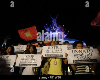 Quezon City, Philippinen. 4. Dezember 2015. Philippinische Demonstranten halten Parolen Protest gegen die geplante Vergeltungsmaßnahmen Luftangriffe durch die Vereinigten Staaten und das Vereinigte Königreich in Syrien während einer Kundgebung in einem Vorort Quezon City, östlich von Manila, Philippinen. Die Demonstranten verurteilt den Vereinigten Staaten und das Vereinigte Königreich für ihre Pläne, Vergeltungsmaßnahme Luftangriffen in Syrien zu führen, nachdem der islamische Staat Verantwortung für den Terror-Anschlägen in Paris am 13. November 2015 geschuldet, die 130 Personen tot verließ. Bildnachweis: Richard James Mendoza/Pacific Press/Alamy Live-Nachrichten Stockfoto