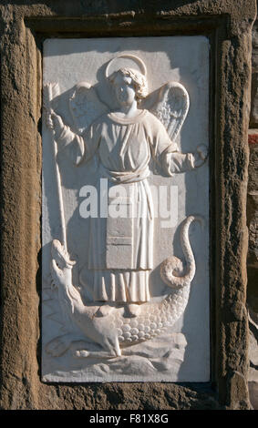 Marmor Skulptur zeigt San Michele Arcangelo in der Fassade der Kathedrale Santa Maria Assunta, Cortona, Toskana, Italien Stockfoto