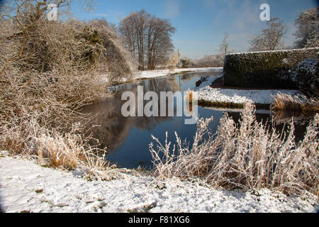 Cheshire Landschaft im Schnee, die den Graben um Little Moreton Hall in der Nähe von Knutsford Cheshire England Stockfoto