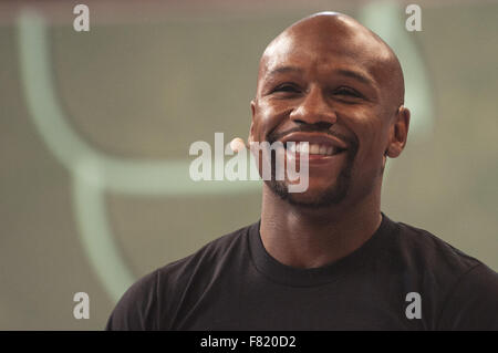 Moskau, Russland. 4. Dezember 2015. Floyd Mayweather wird während des offenen Trainings bei der Concert Hall Russia in Moskau gesehen. Bildnachweis: Anna Sergeeva/ZUMA Draht/Alamy Live-Nachrichten Stockfoto