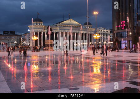 Brunnen in Mazedonien Square, der größte Platz von Skopje, die Hauptstadt von Mazedonien Stockfoto