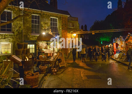 Weihnachtsmarkt auf dem Gelände des Winchester Kathedrale Hampshire Vereinigtes Königreich Stockfoto