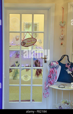 Mode Shop Eingang im Quay Street Lymington Das Forstrevier New Hampshire UK Stockfoto