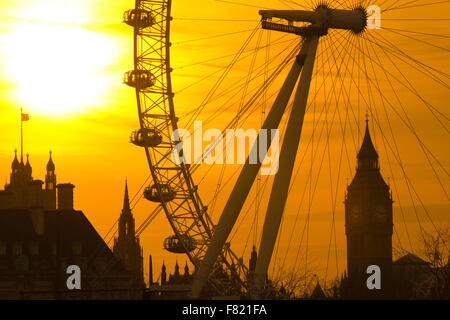 Winter Sonne über Westminster auf einem Dezemberabend gesehen aber das London Eye in ganz London Skyline, London, England, Großbritannien Stockfoto