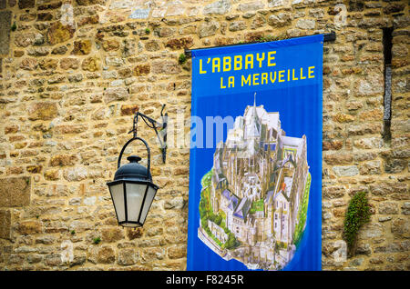 Banner und Straßenlaterne, Mont Saint-Michel, Normandie, Frankreich Stockfoto