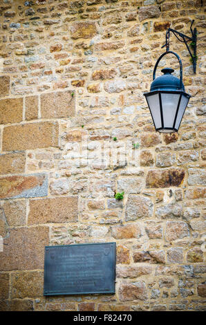 UNESCO-Welterbe Plaque und Street Lampe, Mont Saint-Michel, Normandie, Frankreich Stockfoto