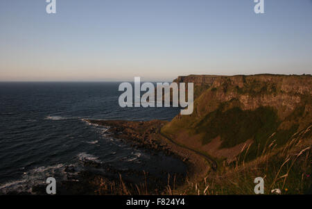 Landzunge und Küsten Wanderweg Giant es Causeway, Antrim, Nordirland Stockfoto