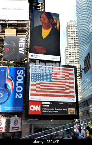 Jasper Johns und Emil J. Bisttram Gemälde erscheinen auf digitale Anzeigetafeln in New York der Times Square während der Veranstaltung Kunst überall. Stockfoto