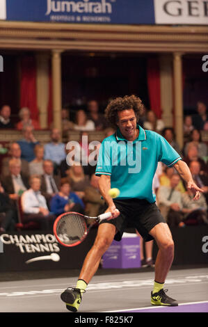 Royal Albert Hall, London, UK. 4. Dezember 2015. Tag 3 des Champions Tennis, abends Singles match zwischen James Blake und Younes El Aynaoui mit Blake dem späteren Sieger. Bildnachweis: Sportsimages/Alamy Live-Nachrichten Stockfoto