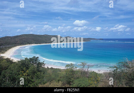 Flamenco Beach liegt eingebettet in einer Hufeisen-Bucht auf der Insel Culebra, Puerto Rico. Stockfoto