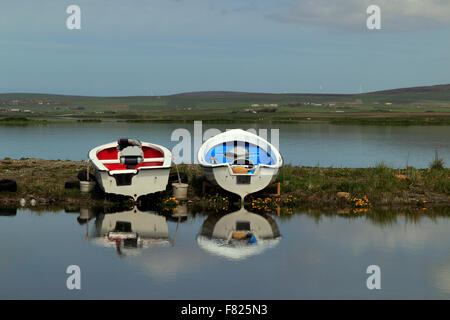 Kleine Boote auf Loch Harray Mainland Orkneyinseln Schottland UK Stockfoto