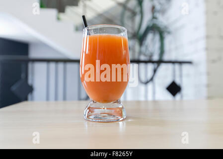 Fruchtsaft auf Tisch in einem café Stockfoto