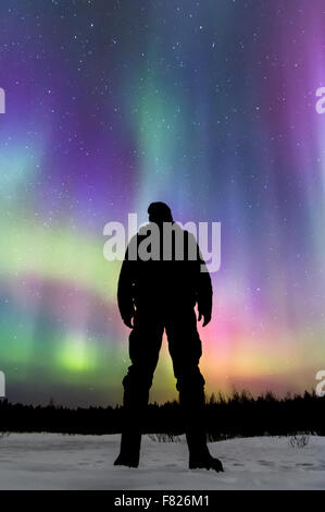 Ein Mann in Ehrfurcht der Aurora Borealis. Stockfoto