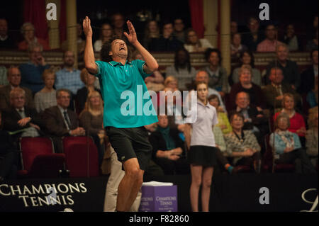 Royal Albert Hall, London, UK. 4. Dezember 2015. Tag 3 des Champions Tennis, abends Singles match zwischen James Blake und Younes El Aynaoui mit Blake dem späteren Sieger. Bildnachweis: Sportsimages/Alamy Live-Nachrichten Stockfoto