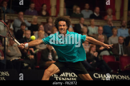Royal Albert Hall, London, UK. 4. Dezember 2015. Tag 3 des Champions Tennis, abends Singles match zwischen James Blake und Younes El Aynaoui mit Blake dem späteren Sieger. Bildnachweis: Sportsimages/Alamy Live-Nachrichten Stockfoto